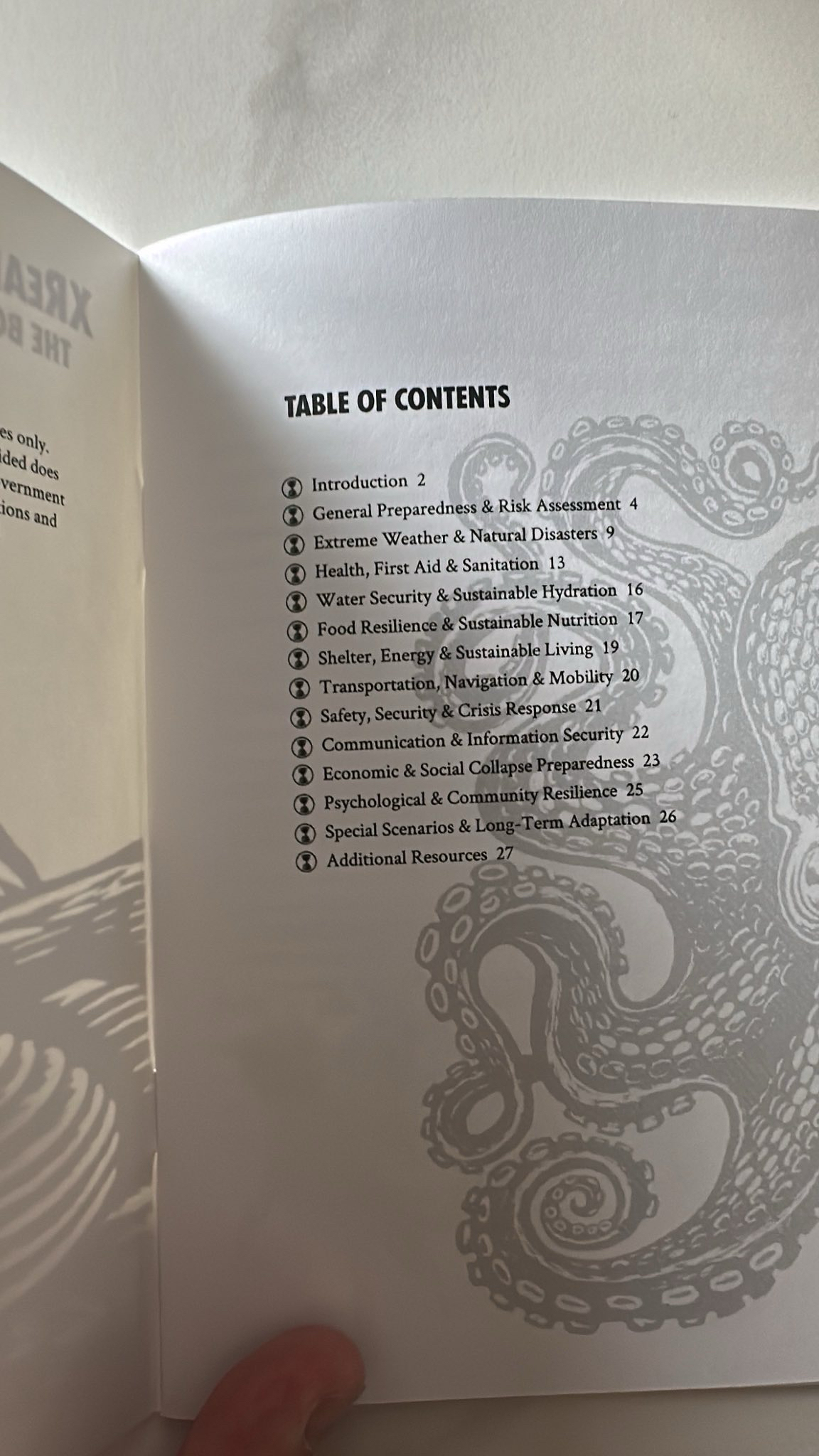 The booklet opened on its first page, the table of contents.